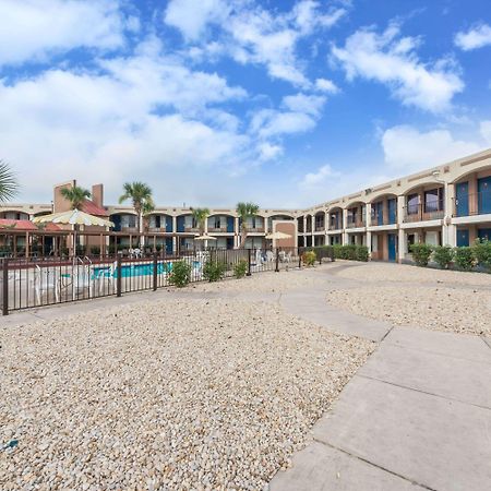 Days Inn By Wyndham San Antonio Splashtown/Att Center Экстерьер фото