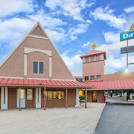 Days Inn By Wyndham San Antonio Splashtown/Att Center Экстерьер фото