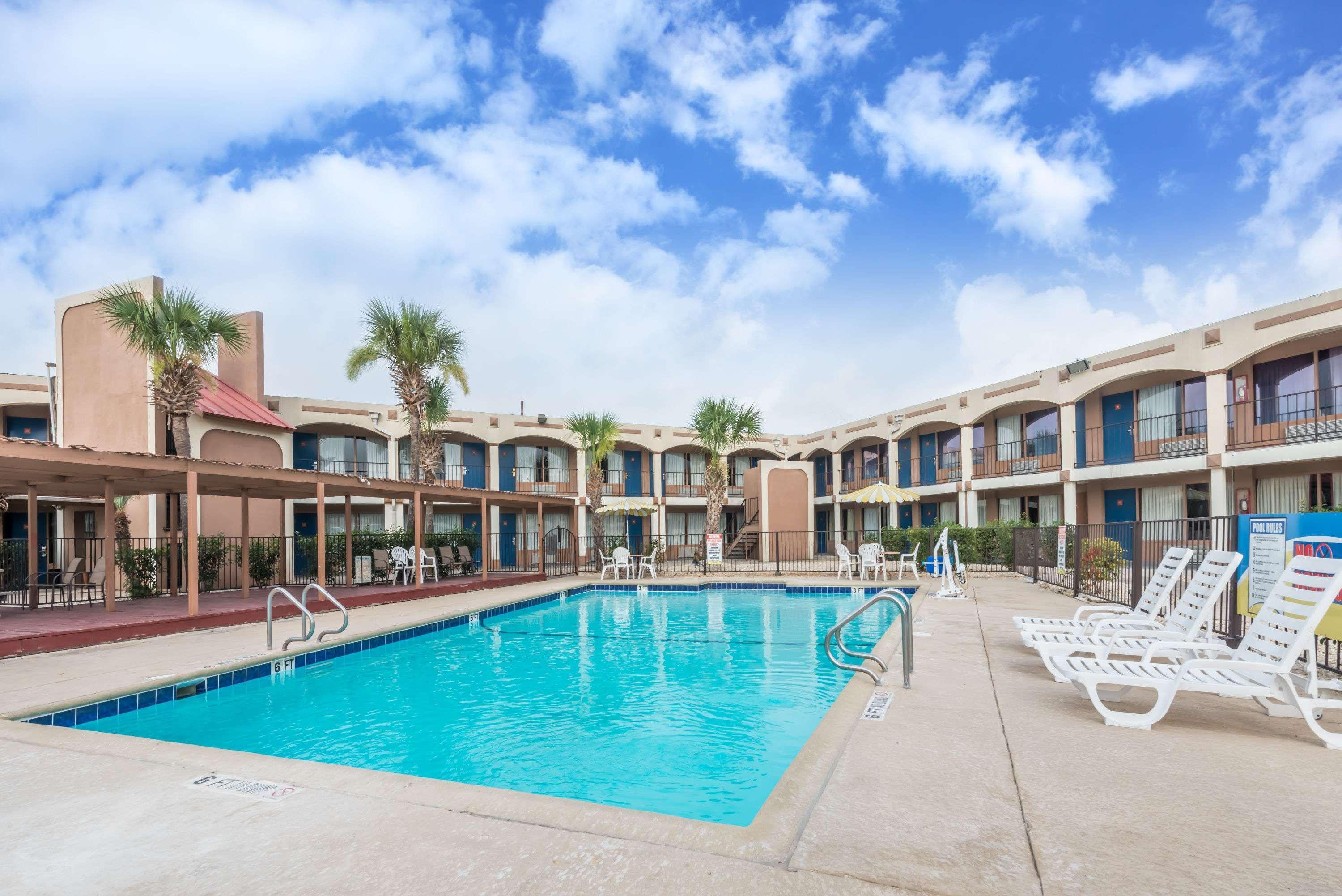 Days Inn By Wyndham San Antonio Splashtown/Att Center Экстерьер фото