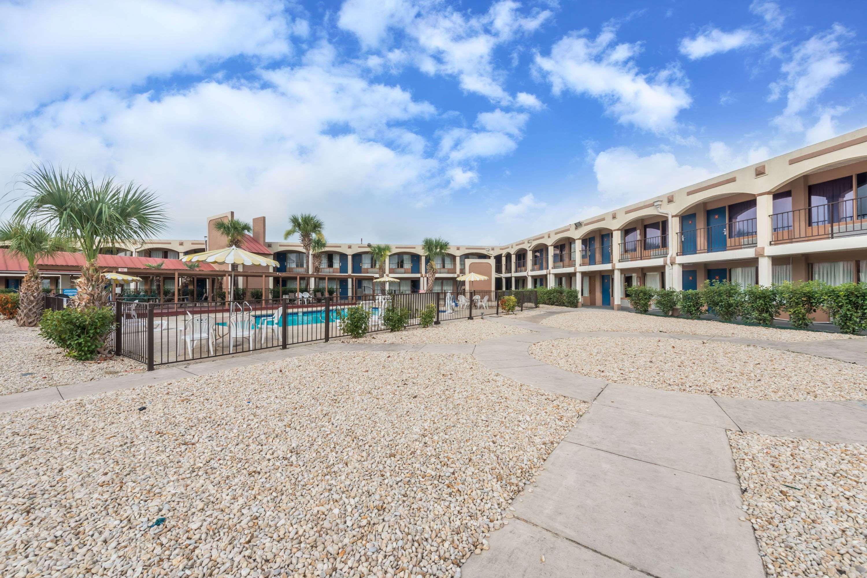 Days Inn By Wyndham San Antonio Splashtown/Att Center Экстерьер фото