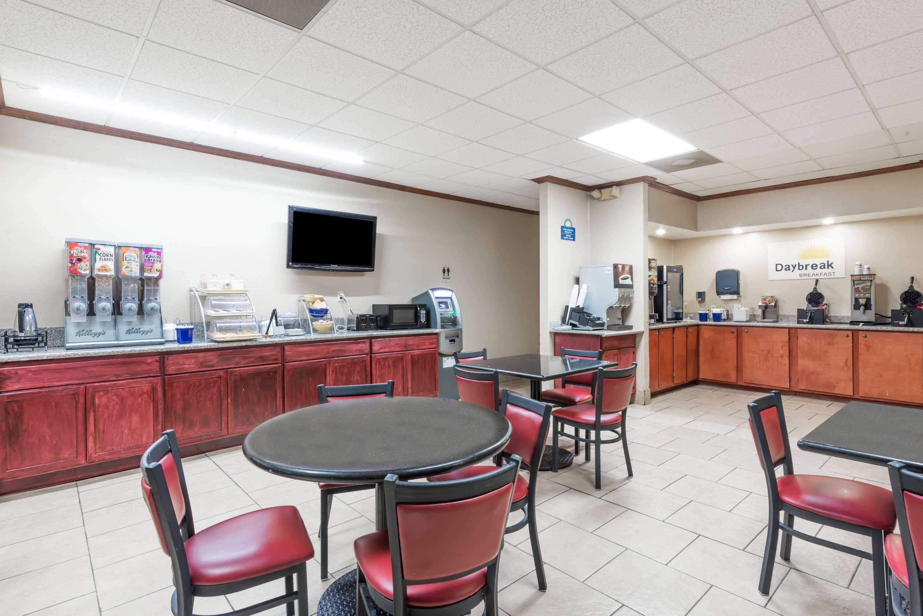 Days Inn By Wyndham San Antonio Splashtown/Att Center Экстерьер фото