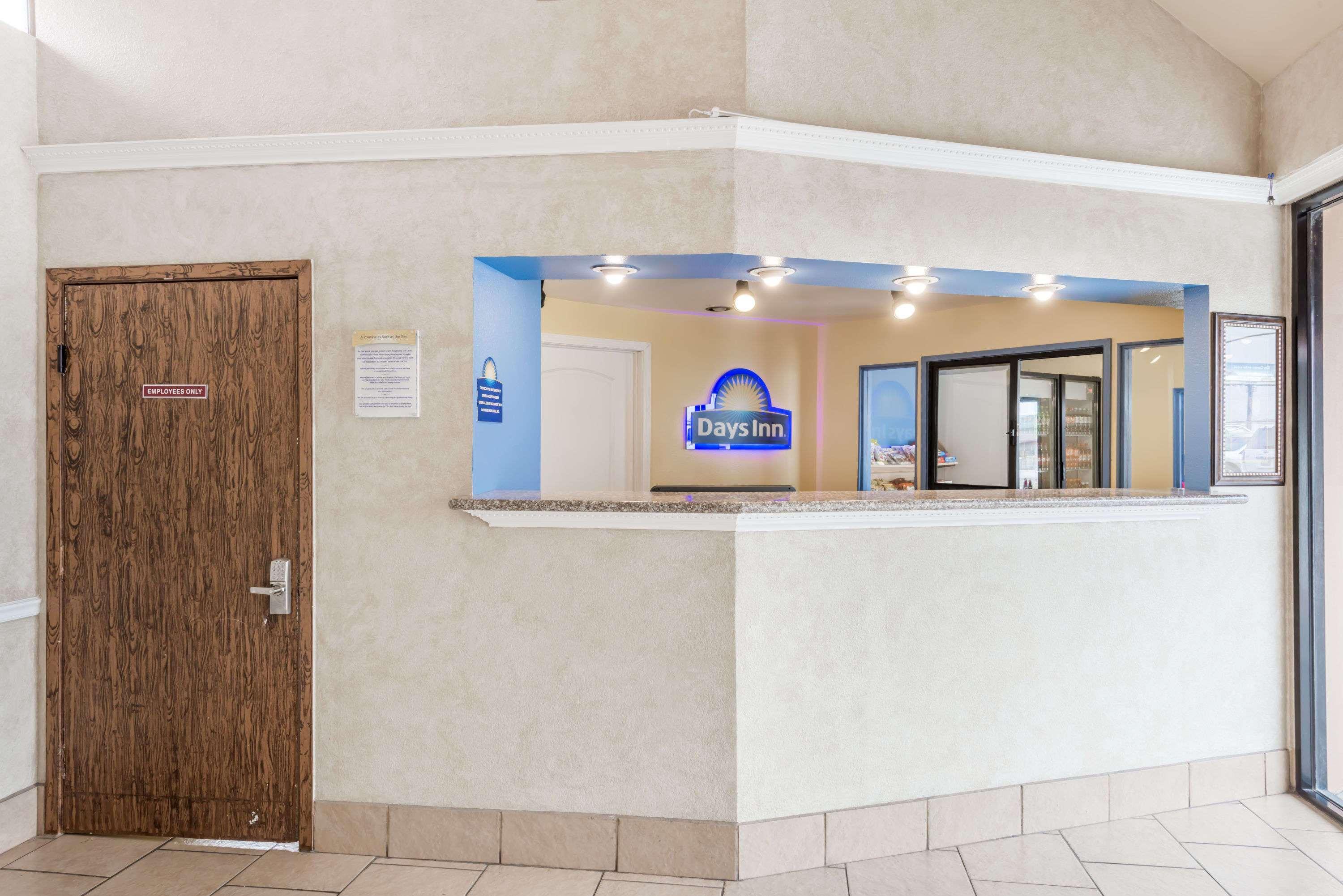 Days Inn By Wyndham San Antonio Splashtown/Att Center Экстерьер фото