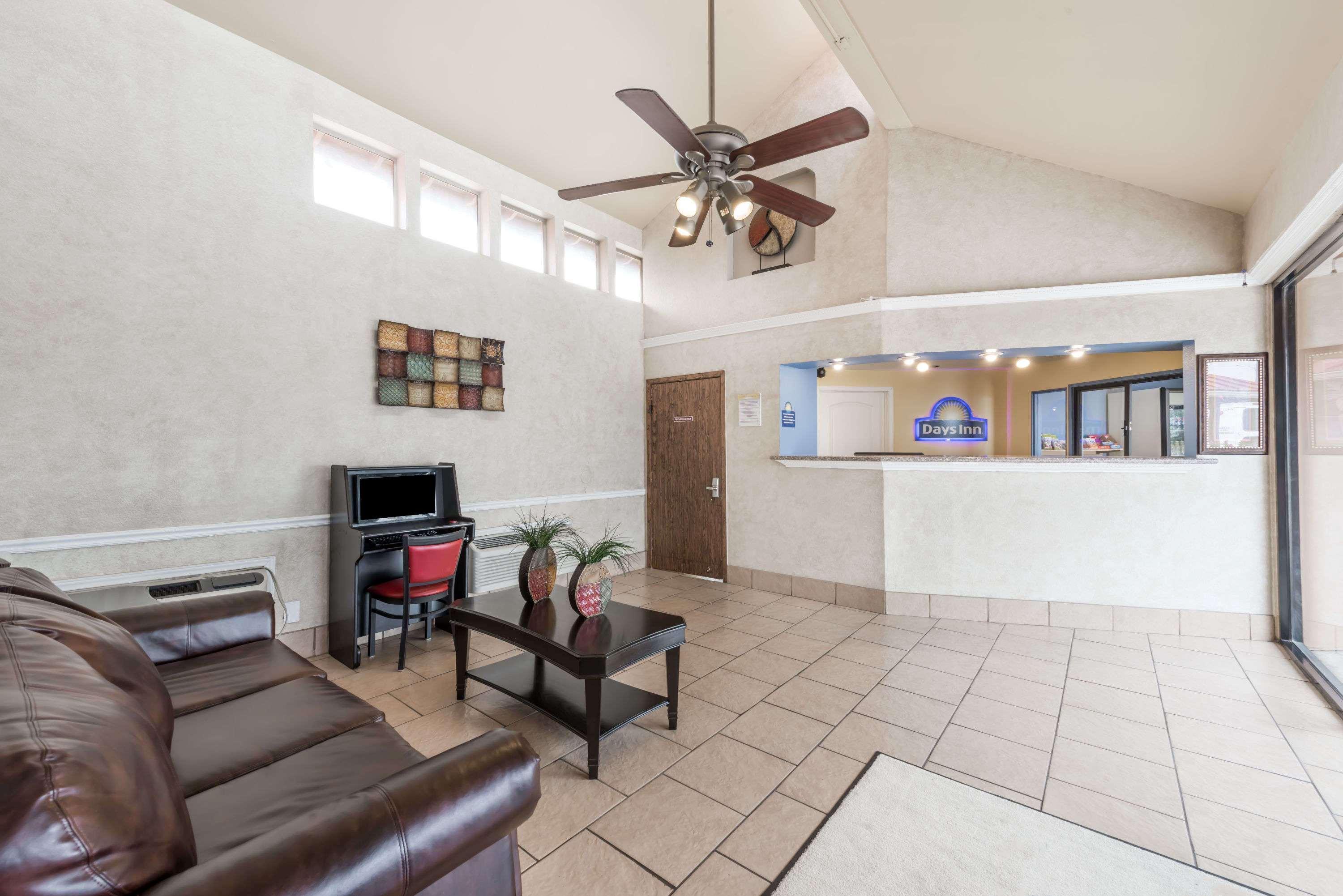 Days Inn By Wyndham San Antonio Splashtown/Att Center Экстерьер фото