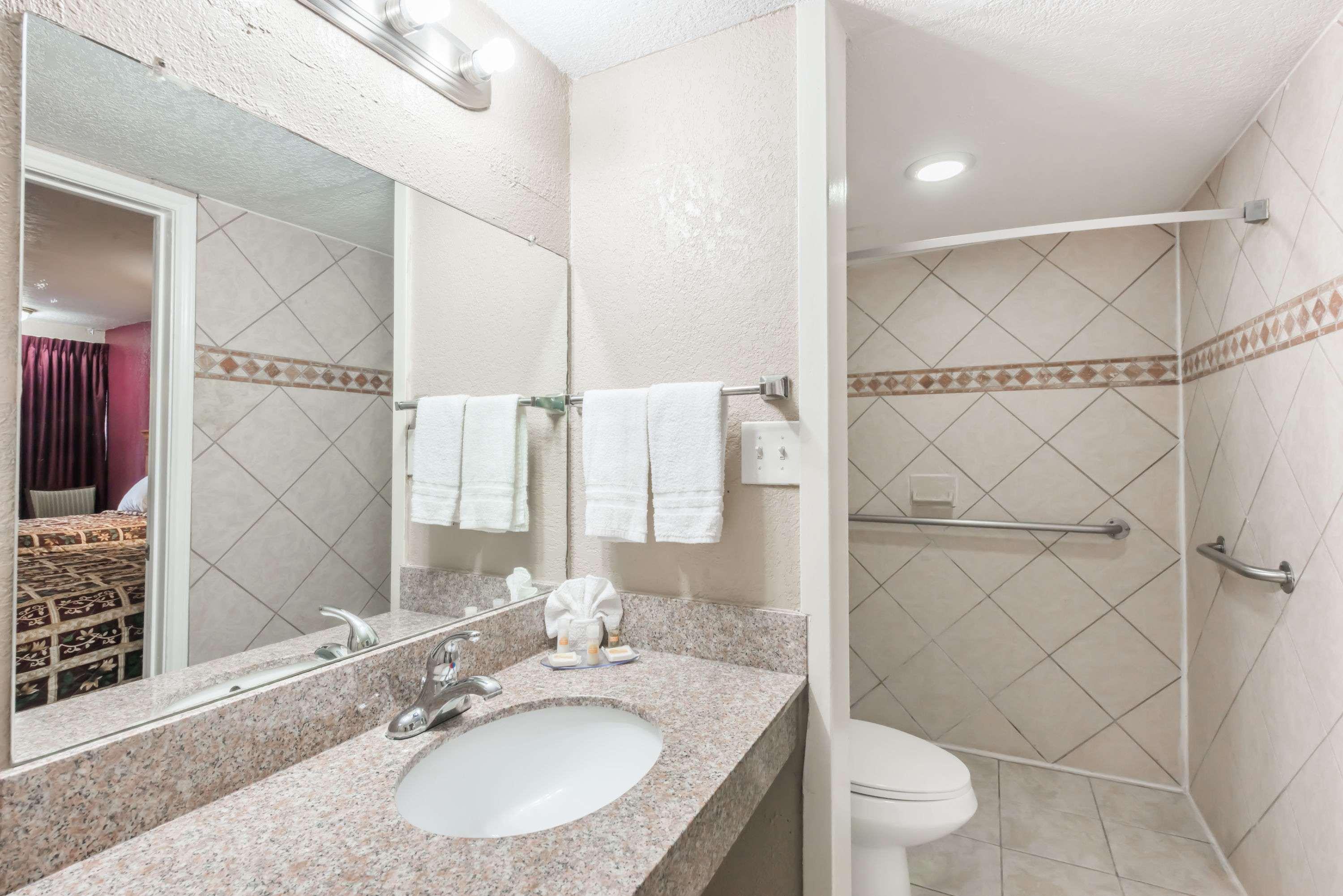 Days Inn By Wyndham San Antonio Splashtown/Att Center Экстерьер фото