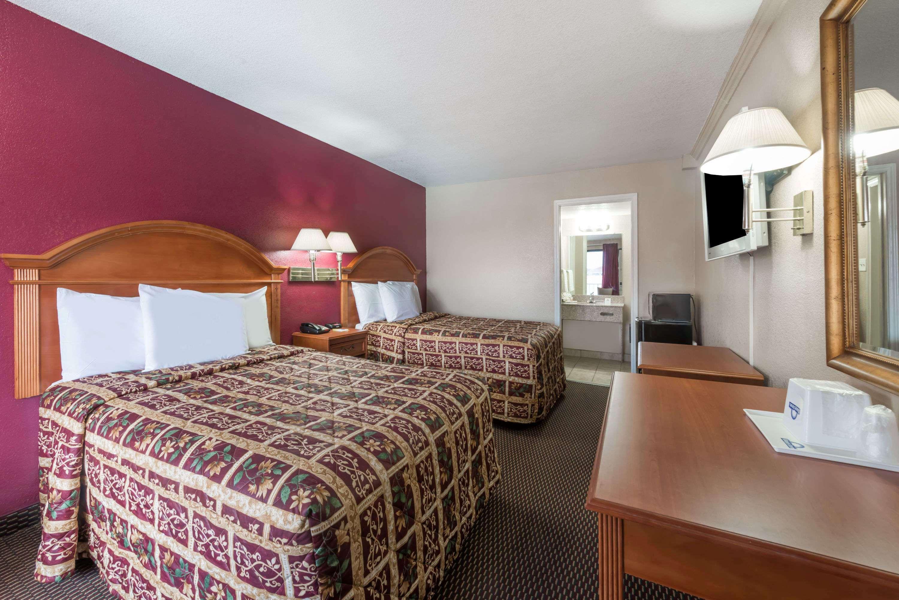 Days Inn By Wyndham San Antonio Splashtown/Att Center Экстерьер фото