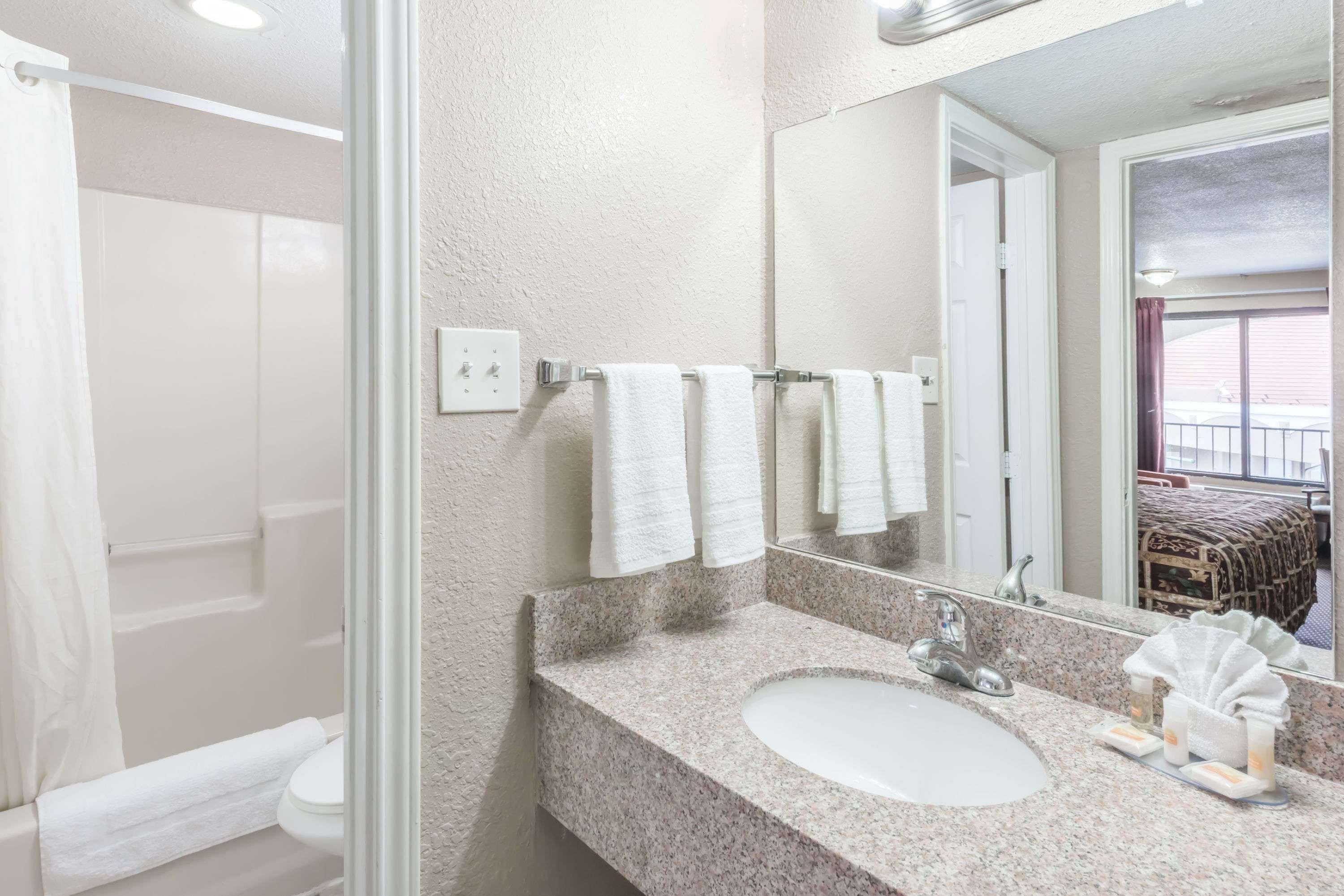 Days Inn By Wyndham San Antonio Splashtown/Att Center Экстерьер фото