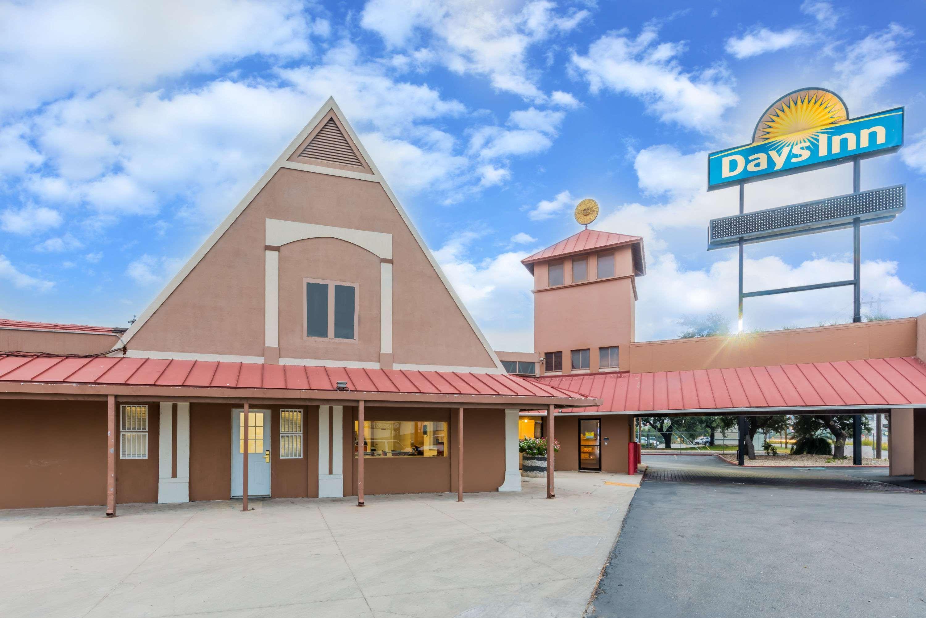Days Inn By Wyndham San Antonio Splashtown/Att Center Экстерьер фото